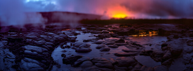 火山国立公園の夜明けの燃える溶岩