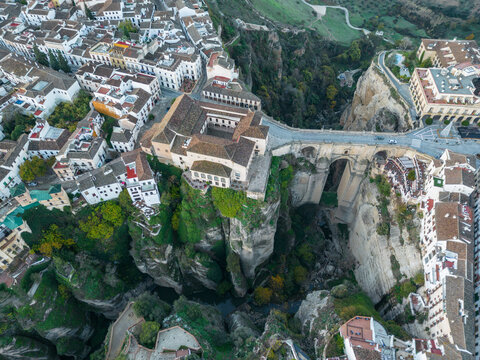 Vistas a&eacute;reas de Ronda , Puente Nuevo y centro hist&oacute;rico de Ronda, vista cenital desde arriba ,Andalucia , Malaga , Espa&ntilde;a