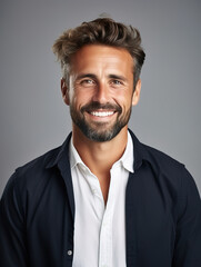 Obraz premium Handsome bearded man smiling on gray background, happy man