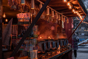 Naklejka premium Kyiv, Ukraine - December 26, 2023: In Kyiv, all people with families and friends came to celebrate Christmas. Various goodies, hot drinks and traditional dishes are sold at New Year's counters.