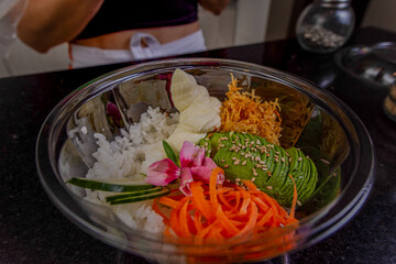 "Arte Culinario en Cada Bocado: Ensalada Gourmet para Llevar con Palta y Arroz"