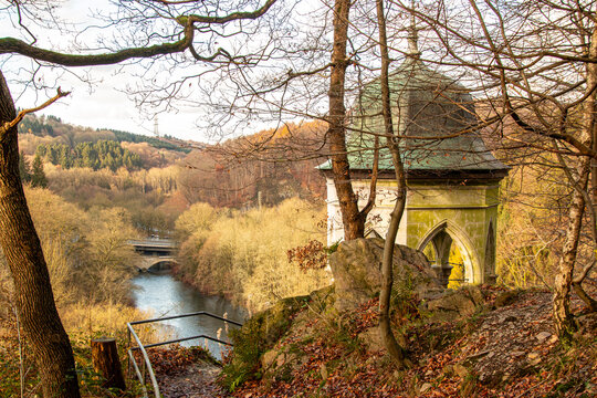 Der Diederichstempel nahe der M&uuml;ngstener Br&uuml;cke mit Blick zur Wupper und Napoleonbr&uuml;cke