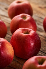 Fototapeta na wymiar Fresh red apples on a wooden board
