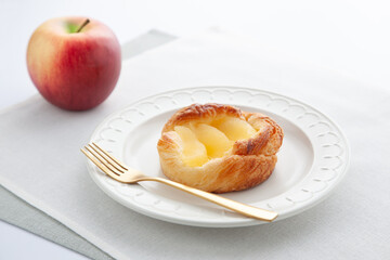 お皿にのせた アップルパイ デニッシュ - 692191202