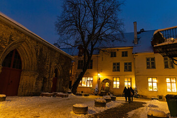 Fototapeta premium snow covered place in the old town of Tallinn in advent time