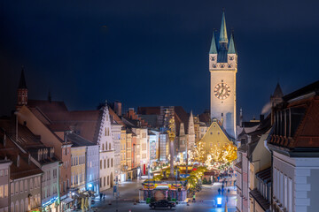 Christkindlmarkt der Stadt Straubing in Niederbayern bei Nacht