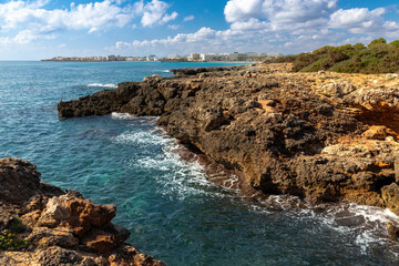 Fototapeta na wymiar Felsige Küste im Naturschutzgebiet Punta de n´Amer bei Cala Millor, Mallorca