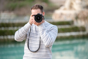 Un homme photographe entrain de prendre une photo