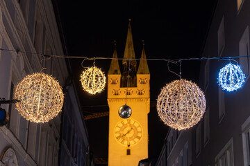 Stadtturm Straubing im Vordergrund die Beleuchtung am Weihnachten