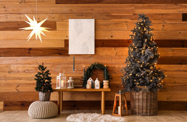 Naklejka premium Interior of festive room with Christmas tree and decorations near wooden wall