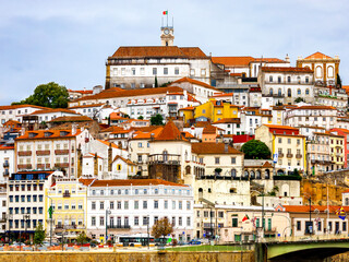 Universidade de Coimbra no casario da parte histórica da cidade de Coimbra, Portugal