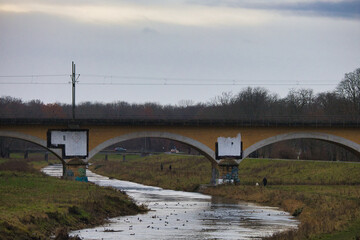 Viadukt, Eisenbahnbrücke über die neue Luppe in Möckern, Leipzig, Sachsen, Deutschland 