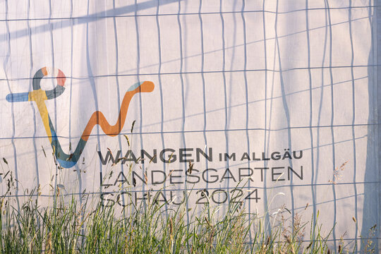 Logo und Schriftzug der Landesgartenschau Wangen 2024 auf  Baustellenabsperrung