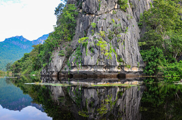 Mágico paisaje tropical de ensueño con formaciones rocosas de estilo tsingy en un lago de...