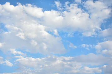 Imagen horizontal de cúmulos de nubes blancas con el cielo azul ideal para fondos de relajación 