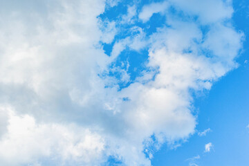 Fototapeta na wymiar Cielo azul con nubes blancas estilo solador y esponjoso en formato horizontal ideal para fondos o texturas