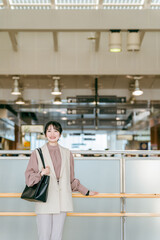 駅ビル・デパート・空港・公共交通機関にいる若い女性・旅行するアジア人ビジネスウーマン
