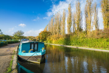 Obraz premium Grand Union Canal in autumn colours. Milton Keynes, England