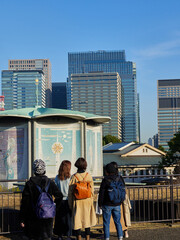 東京都の江戸城の遺跡にいる観光客の姿