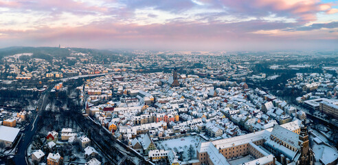 Panorama Luftbildaufnahme von Amberg in Bayern bei Sonnenuntergang im Winter mit schneebedeckten...