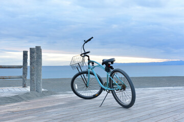 Obraz premium ウッドデッキのビーチクルーザと相模湾