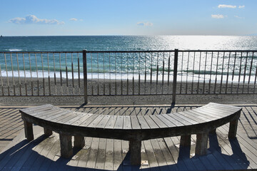 海を眺めるベンチ