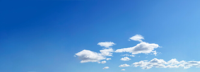 爽やかな青空にふわふわと浮かぶ白い雲 - obrazy, fototapety, plakaty