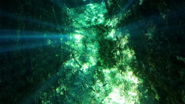 Rayos del sol atravesando aguas cristalinas provocando haces de luces impresionante. 