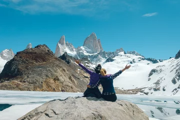 Crédence de cuisine en verre imprimé Fitz Roy two friends have fun posing for a photo with Fitzroy Mountain in the background