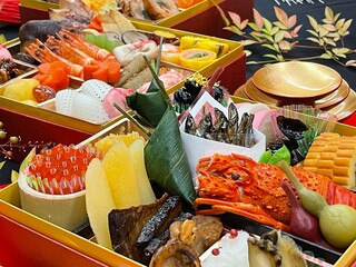 日本の伝統行事の料理　1月1日の元旦に家族で祝い食べる謹製おせち料理