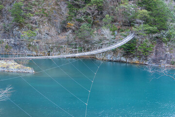 夢の吊橋がある大間ダム湖は水質がよくチンダル現象で美しい青色に見える【寸又峡】日本静岡県