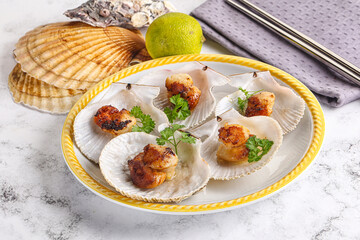 Grilled scallops shell with butter