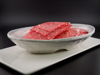 도자기 그릇에 담긴 신선한 냉동 소고기, 요리재료