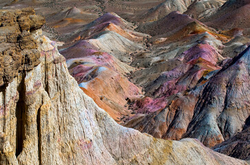 Ein Canyon mit schroffen und bunten Felswänden in der Wüste Gobi, Mongolei, Zentralasien