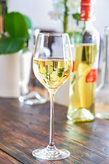 weißwein im schönen weinglas 