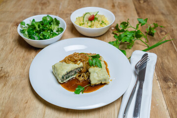maultaschen mit kartoffelsalat schön angerichtet
