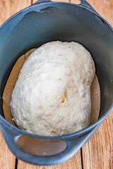 zwiebelbrot roh vor dem backen 