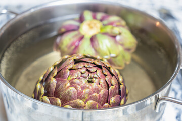 Artischocken in der Zubereitung 