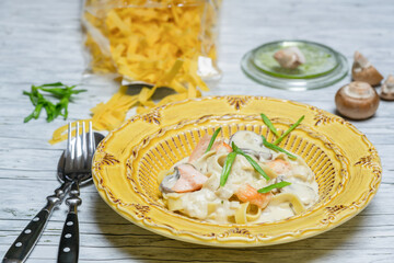 pastagericht in schönen geschirr und teller 