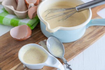 vanillesauce palatschinke flädle süß mit erdbeeren in der herstellung 