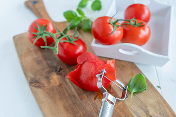tomaten schälen und in würfel 