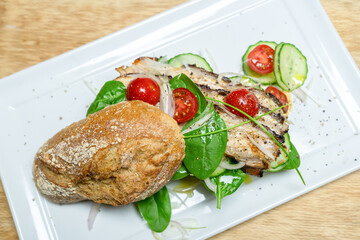 gegrillter schweinebauch im brötchen 