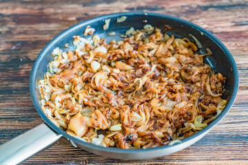 zwiebel geröstet in pfanne 