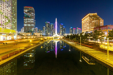 Fototapeta na wymiar 인천 연수구의 송도국제도시와 센트럴파크의 야경
