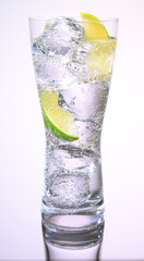 Wodka Tonic, Gin, Cocktail, Limette, Eiswürfel, eisig, isoliert