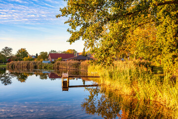 Obraz premium Beautiful sunset over lake with wooden pier.