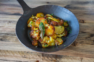 bratkartoffeln in guseisenpfanne 