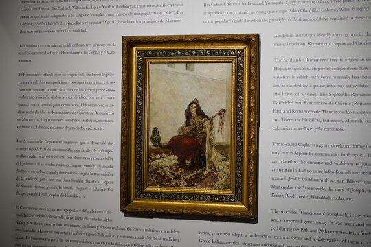 Casa de Sefarad, &Ouml;lgem&auml;lde mit der Darstellung einer j&uuml;dischen Frau mit Saz von Daniel Hernandez im J&uuml;dischen Museum in Cordoba, 26.10.2023
