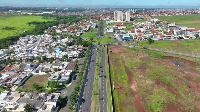Regi&atilde;o do Teatro Municipal, prefeitura e condom&iacute;nios em Paul&iacute;nia (Paul&iacute;nia) SP, interior de S&atilde;o Paulo. Brasil.