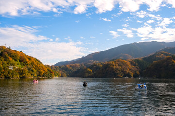 Fototapeta na wymiar 神奈川県相模原市 紅葉に染まる相模湖
